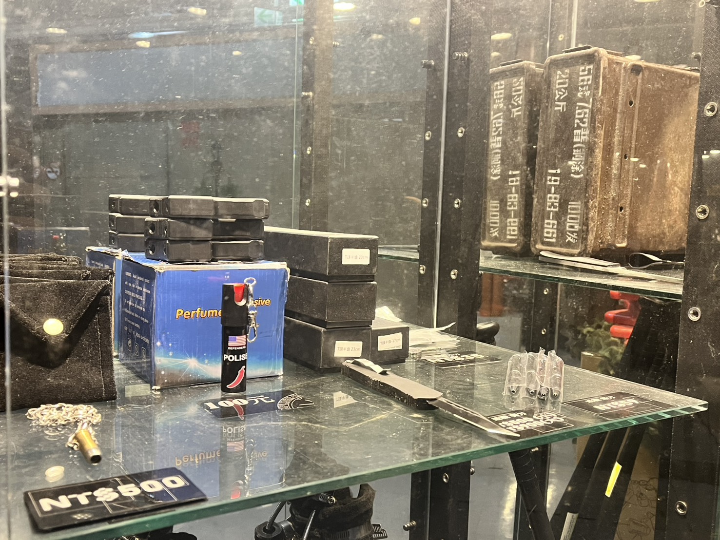 Artifact Collection 展示架上的 Field Kit