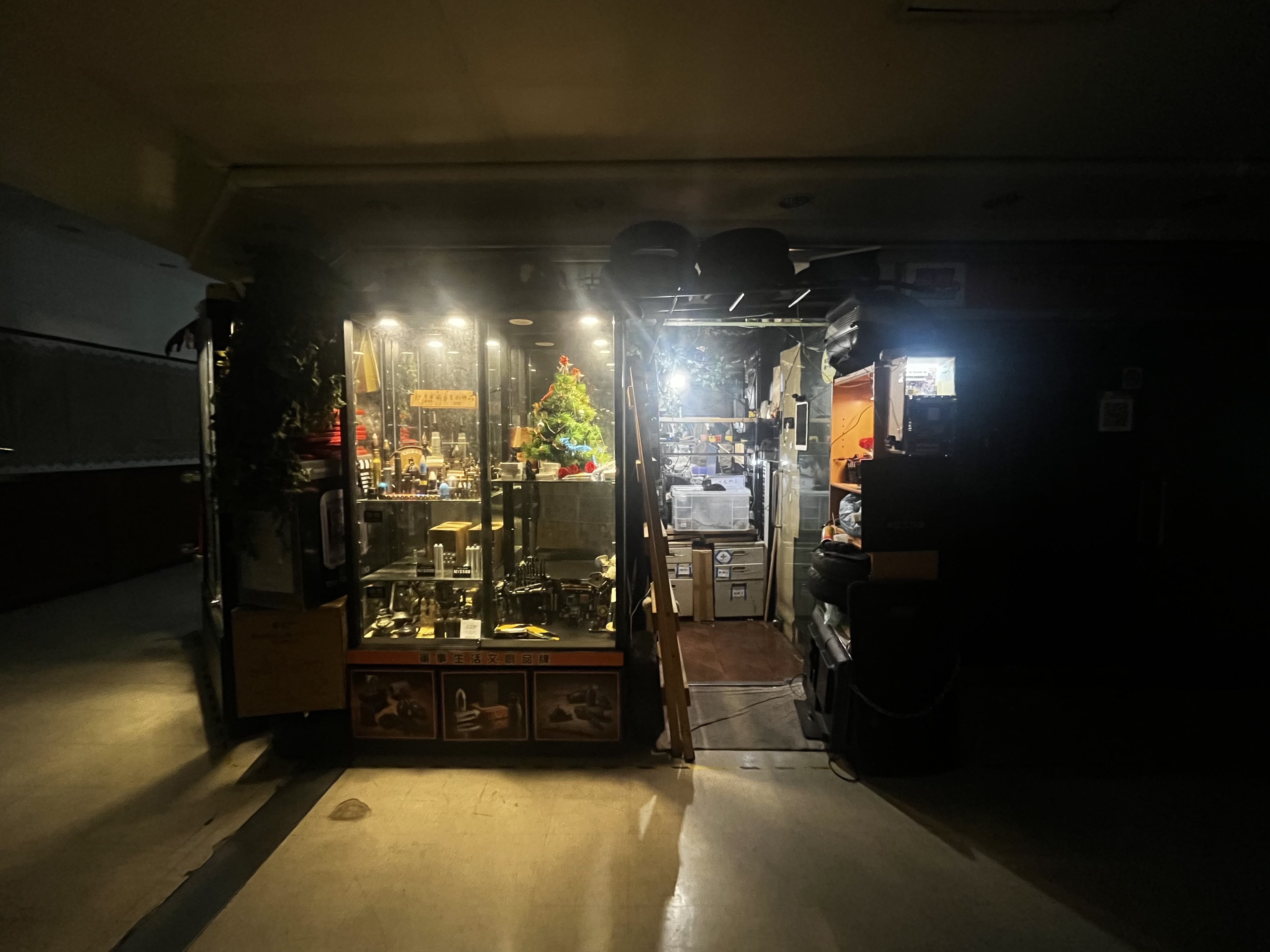 萬事屋工作窗口夜間外觀